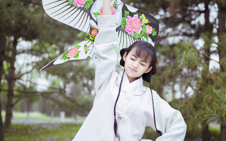 郑合惠子草长莺飞俏皮可爱古风写真照