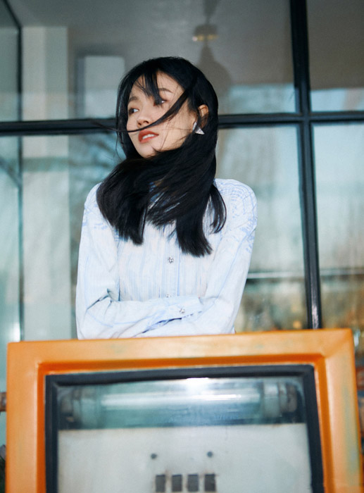 郑英辰浅蓝色连衣裙文艺清新写真照