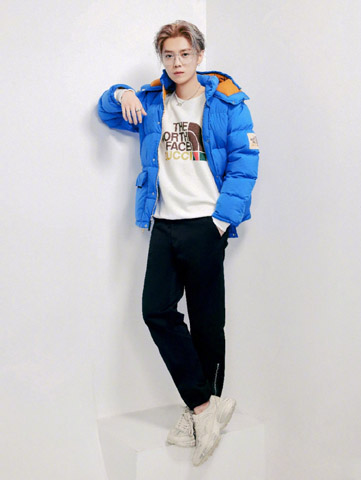 鹿晗蓝色棉服时尚帅气写真照